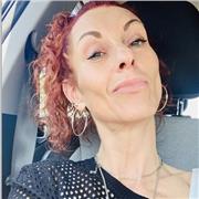 Insegnante di materie umanistiche (Lettere - Storia - Geografia) impartisce lezioni a studenti della secondaria di I e II grado